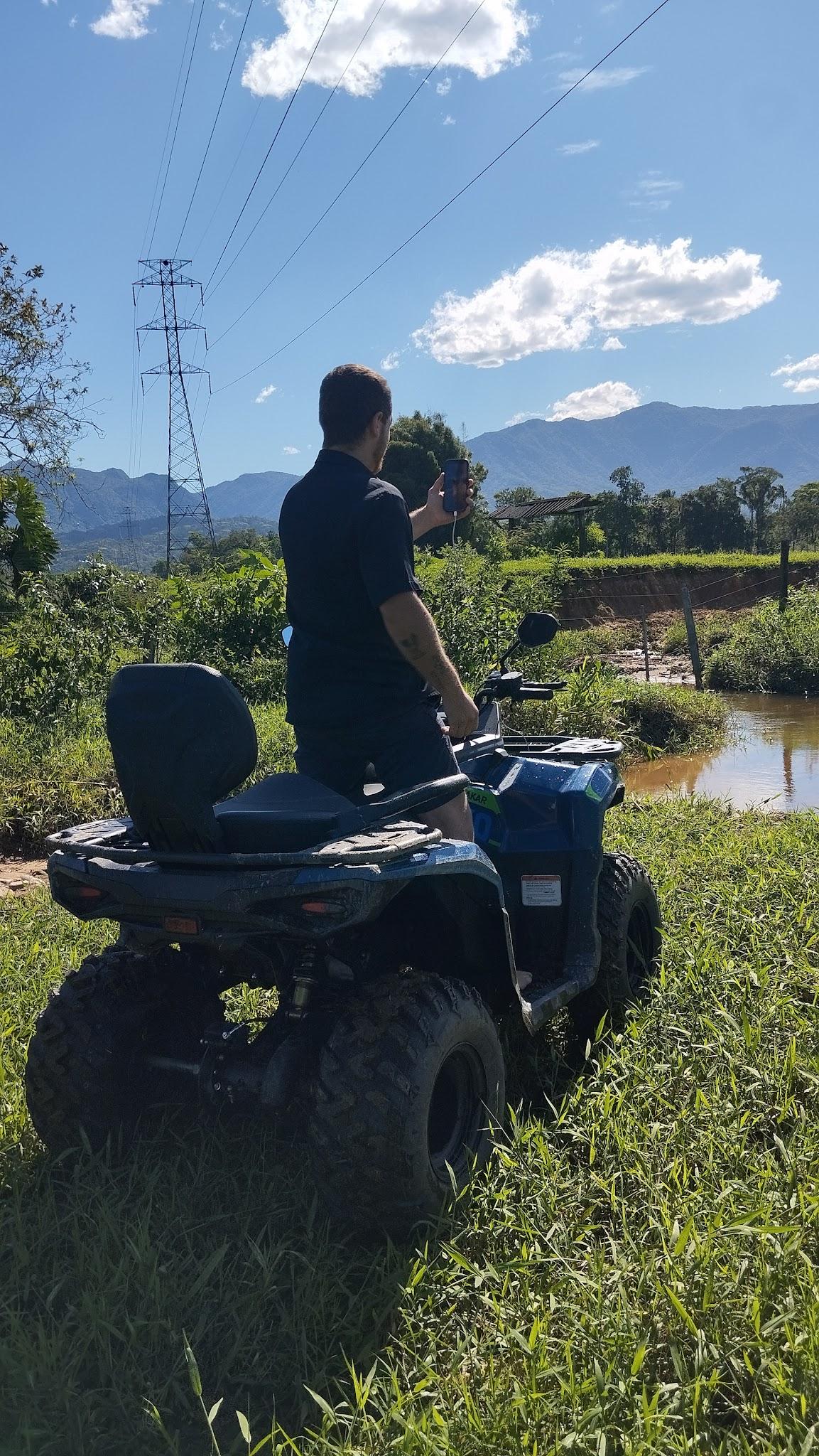 Trilha Off-Road de Quadriciclo cruzando rios em Morretes
