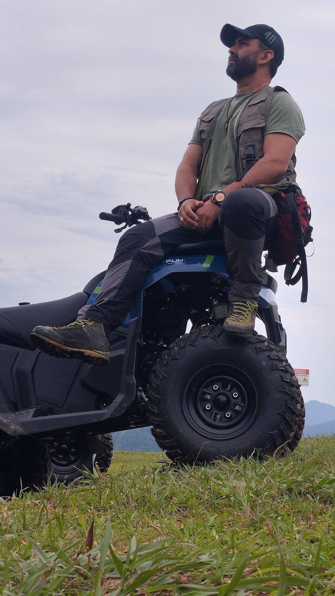 Piloto no mirante de montanhas com Quadriciclo 4x4